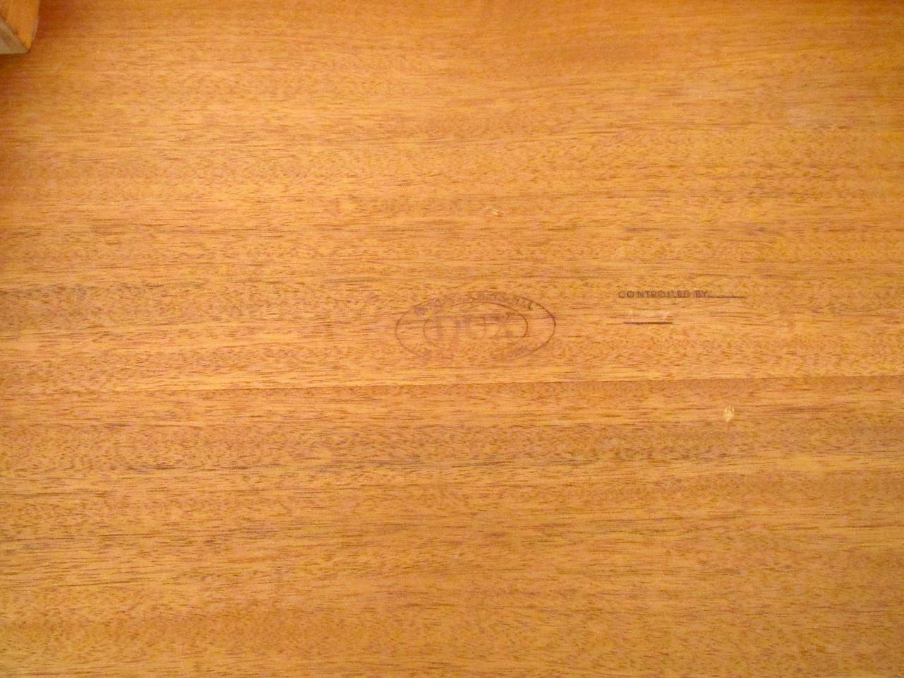 Milieu du XXe siècle Paire de tables d'appoint DUX sculptées en teck du milieu du siècle dernier en vente