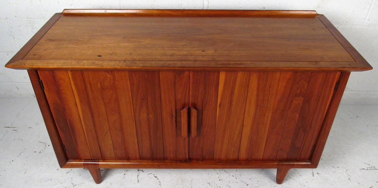 Mid-Century Modern Raised Edge American Walnut Cabinet by Heritage Henredon In Good Condition In Brooklyn, NY