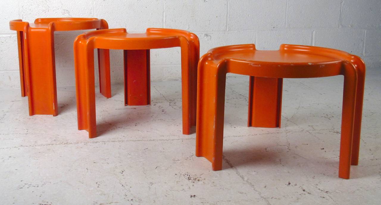 Orangefarbene, stapelbare Beistelltische von Kartell aus der Mitte des Jahrhunderts. Geformtes Kunststoffdesign mit lustigen, leuchtenden Farben.
Höhen: 16