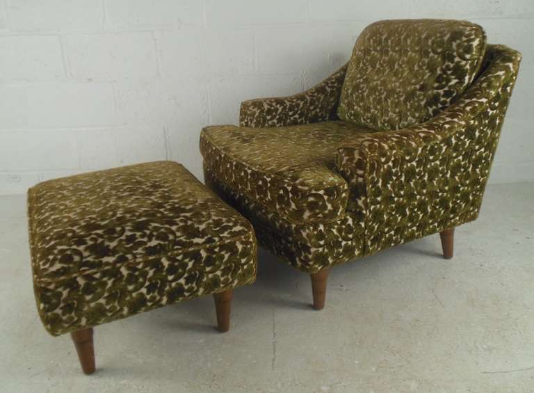 Mid-century lounge chair by American manufacturer Selig. Please confirm item location (NY or NJ) with dealer.