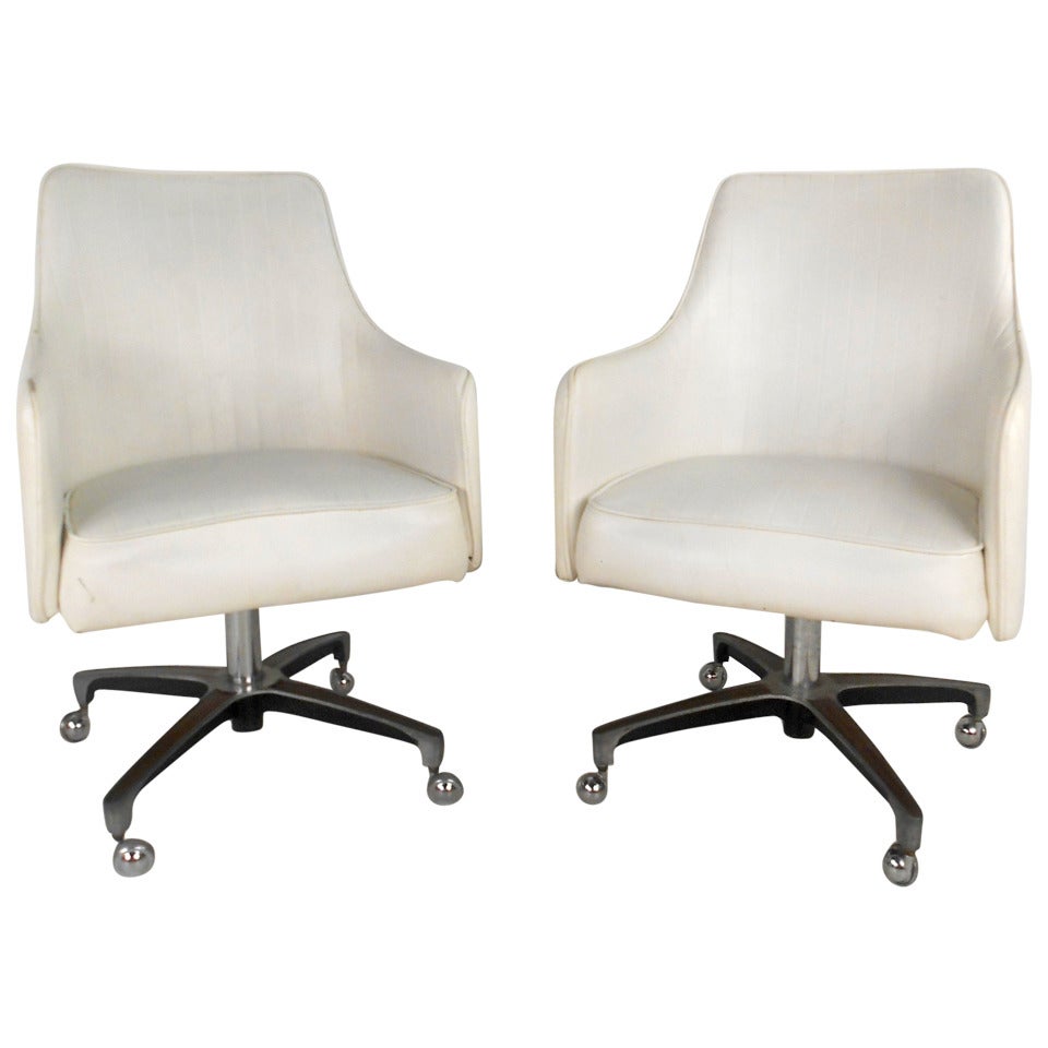 This stylish pair of white vinyl seats are fitted with sturdy aluminum bases, and comfortably shaped seats. Perfect for business or home application this matching mid-century pair makes a fantastic addition to seating in any room. Please confirm