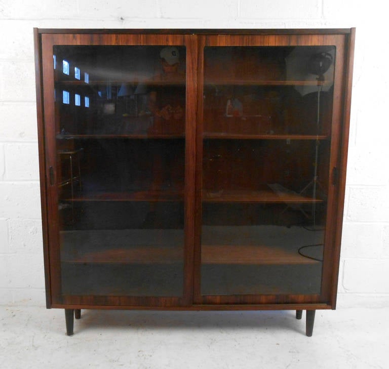 Beautiful Mid-Century Danish Rosewood Display Cabinet In Good Condition In Brooklyn, NY