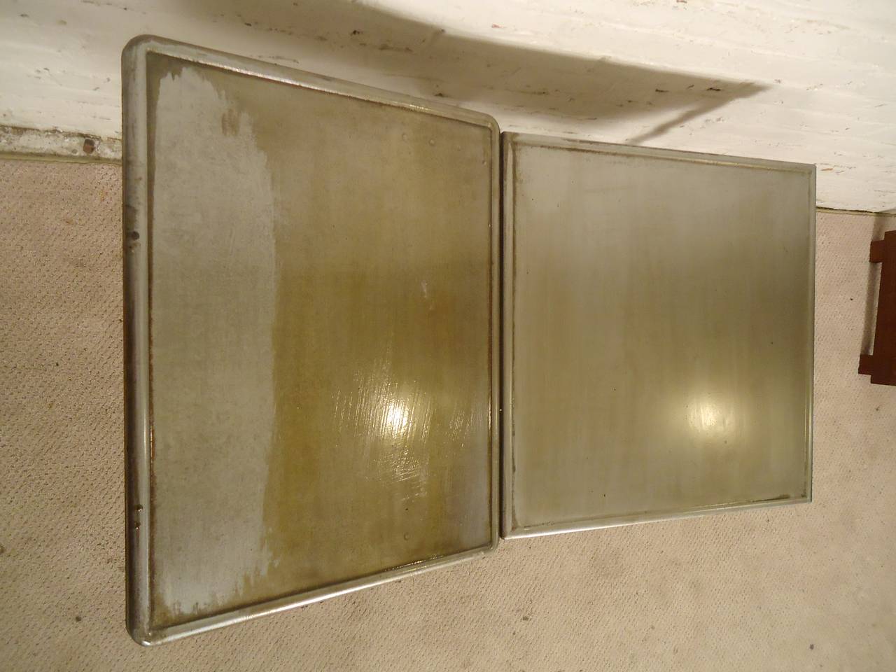 Industrieller Beistelltisch aus Metall im Angebot 1