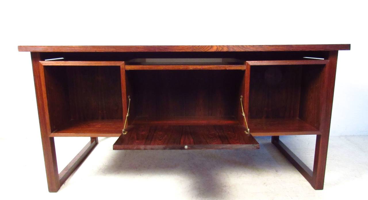 Exquisite Mid-Century Modern Rosewood Executive Desk In Good Condition In Brooklyn, NY