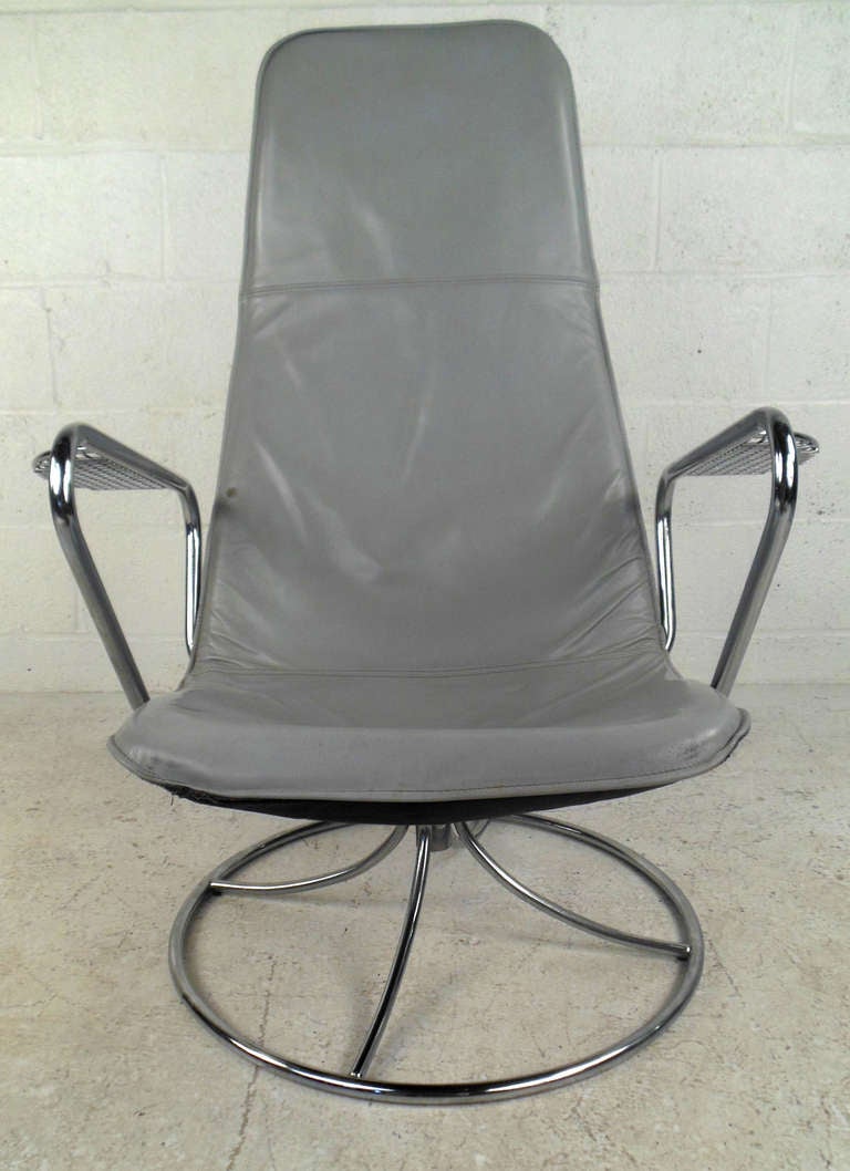 Mid-Century Modern Vintage Modern Swivel Lounge Chair For Sale