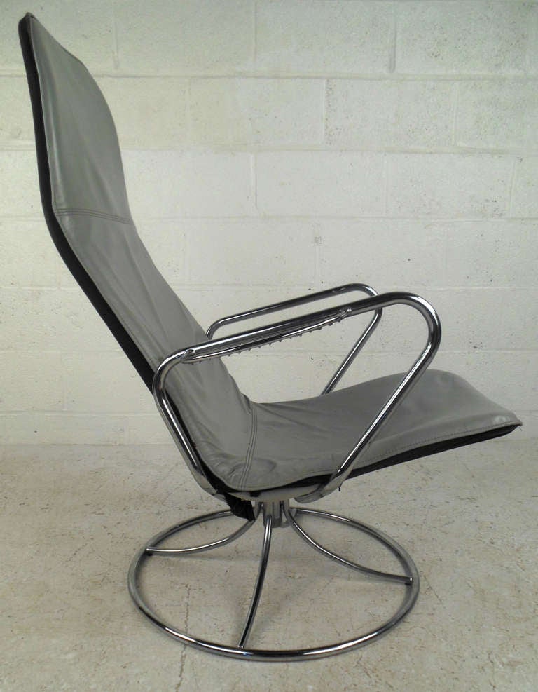 Unknown Vintage Modern Swivel Lounge Chair For Sale