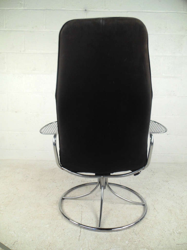Late 20th Century Vintage Modern Swivel Lounge Chair For Sale
