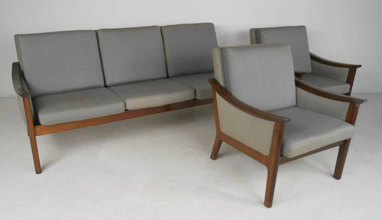 Sofa und zwei Sessel in der Art von Ole Wanscher. Anmutig abfallende Palisanderholz-Arme mit schön detaillierten Rahmen und Kissen sorgen für ein unaufdringliches, elegantes Aussehen. Bitte bestätigen Sie den Standort des Artikels (NY oder NJ) mit
