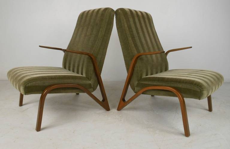 Seltener, vollständiger Satz, entworfen von Paul Bode für die Deutsche Federholzgesellschaft, Kassel, 1955. Bestehend aus einem Sofa, zwei Stühlen und einem Tisch. Der Stoff ist ein gestreifter grüner Velours, die Tischplatte ist aus Walnussfurnier.