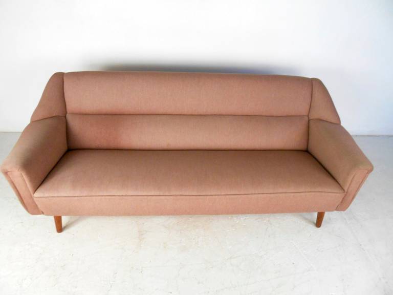 Mid-Century Modern Sofa In Good Condition In Brooklyn, NY