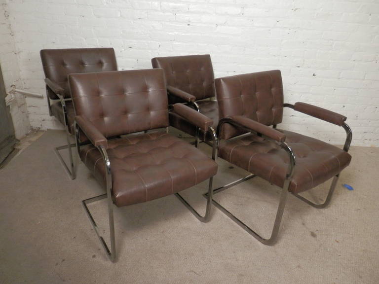 Mid-Century Modern Chaises du milieu du siècle matelassées de Patrician en vente