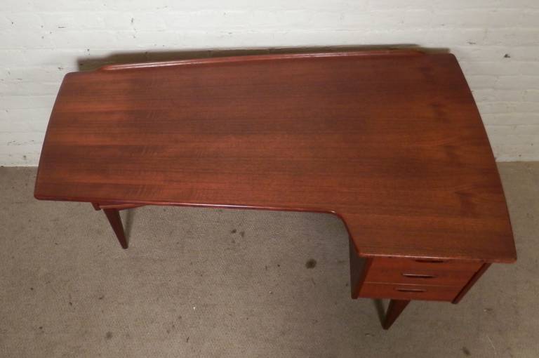 Arne Vodder Mid-Century Modern Kidney Desk with Finished Back In Good Condition In Brooklyn, NY