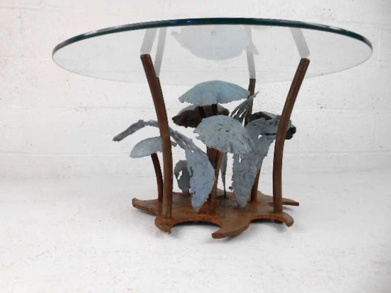 Dieser einzigartige Metallskulptur-Cocktailtisch zeichnet sich durch das fantastische künstlerische Design von Seandel aus. Dieser im Atelier gefertigte Couchtisch mit Glasplatte ist ein wunderbarer Blickfang für Ihr Zuhause oder Ihre Lobby. Bitte