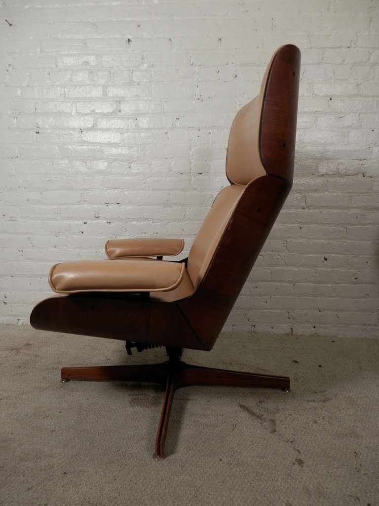 Vintage modern lounge chair and ottoman set by George Mulhauser. Beautiful bentwood frame, comfortable reclining chair. In the style of the famous Eames 670 lounge chair.

(Please confirm item location - NY or NJ - with dealer)