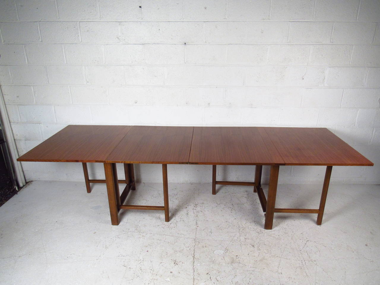 This beautiful Midcentury table opens from 10