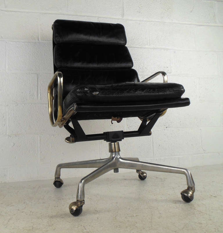 Mid-Century Executive Leather Desk Chair by Herman Miller In Fair Condition In Brooklyn, NY