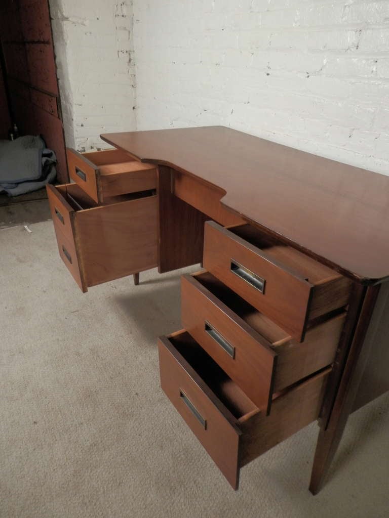 American Mid Century Modern Desk In Good Condition In Brooklyn, NY