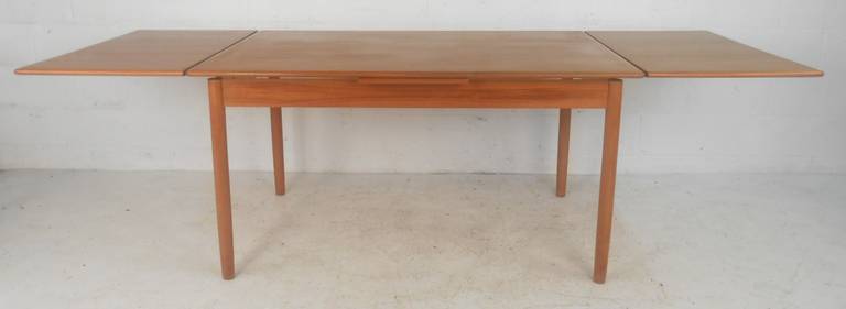Scandinavian Modern Teak Draw-Leaf Dining Table In Good Condition In Brooklyn, NY