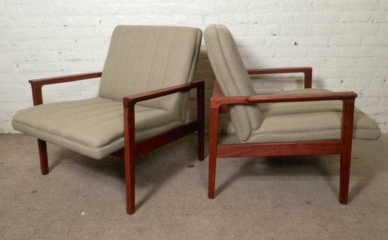 Paire de fauteuils danois confortables et épurés, avec une structure en bois de teck chaleureux. Conception simple et robuste. Idéal pour le salon ou le bureau.

(Veuillez confirmer l'emplacement de l'article - NY ou NJ - avec le concessionnaire).