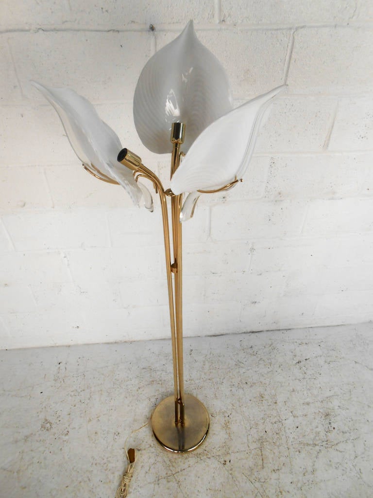 Mid-Century Modern Seguso Style Brass And Murano Glass Floor Lamp In Good Condition In Brooklyn, NY
