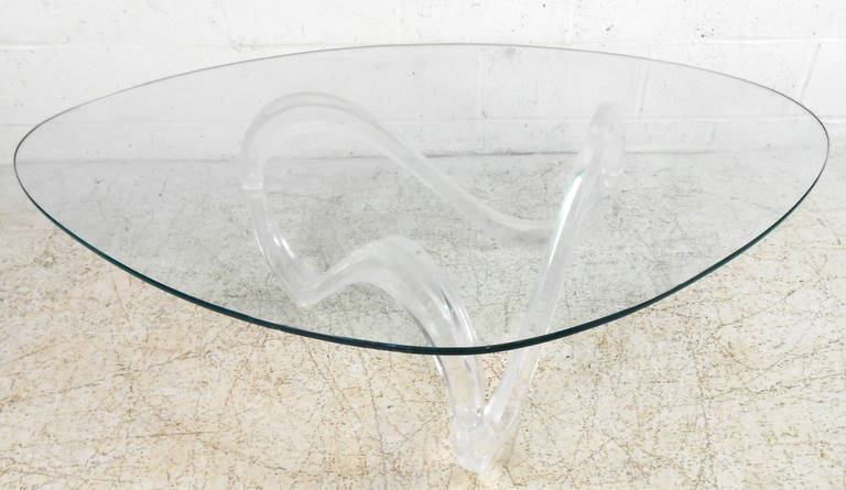This beautiful textured lucite coffee table features the 1960's style of German designer Knut Hesterberg and his work for Ronald Schmitt. Makes the perfect finishing touch to your vintage sitting area. Great height for lounge or waiting room, this