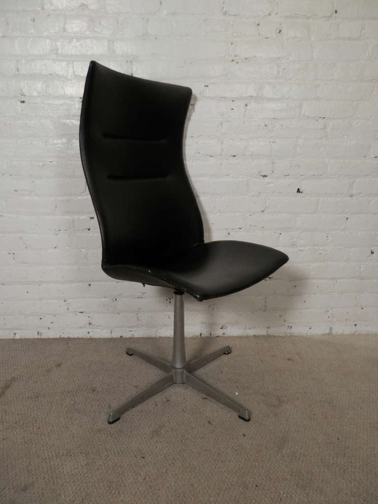 Black sculpted swivel chair by Overman AB of Sweden. Great flowing form on metal base.

(Please confirm item location - NY or NJ - with dealer)