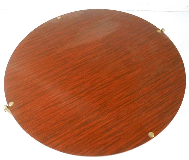 Table basse du milieu du siècle avec base en laiton Bon état - En vente à Brooklyn, NY