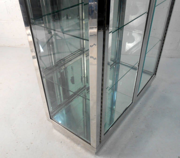 Mid-Century Modern Chrome and Glass Mirrored Display Cabinet In Good Condition In Brooklyn, NY