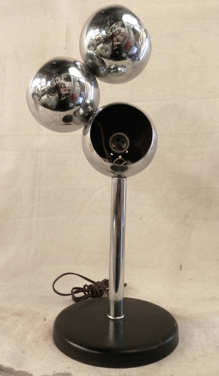 Mid-Century Modern hand polished chrome table lamp in the style of Sonneman. Three chrome bowl shaped sockets sitting on top of a black painted metal base. On/Off switch on base turns one, two, or all three lights on.

(Please confirm item