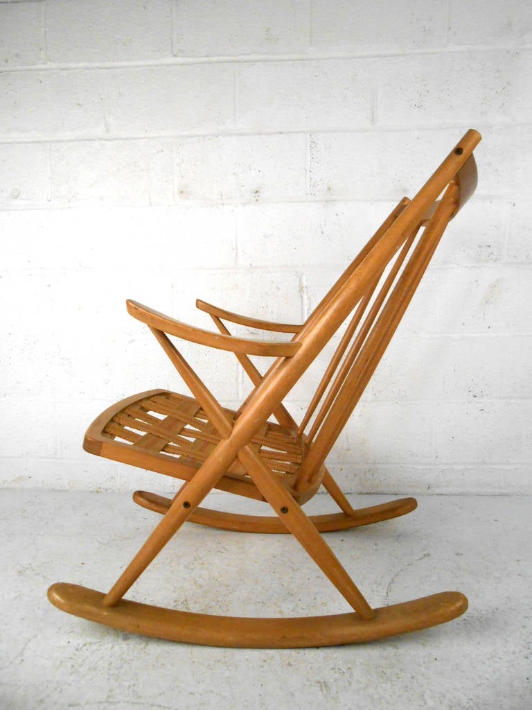Mid-Century Modern Maple Spoke Back Rocking Chair In Good Condition In Brooklyn, NY