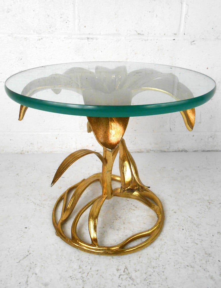 This beautiful gilded sculptural end table features the wonderful vintage design of Arthur Court. Perfect sofa side table, truly eye catching piece in any setting. Please confirm item location (NY or NJ).