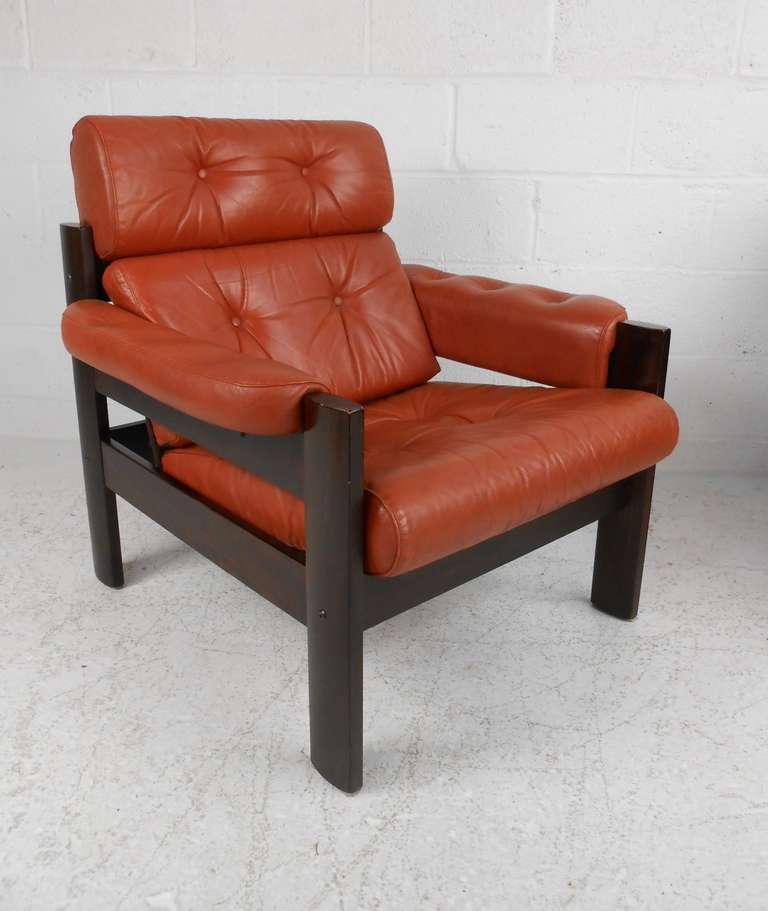 Pair of Scandinavian Modern Lounge Chairs in Tufted Leather In Good Condition In Brooklyn, NY