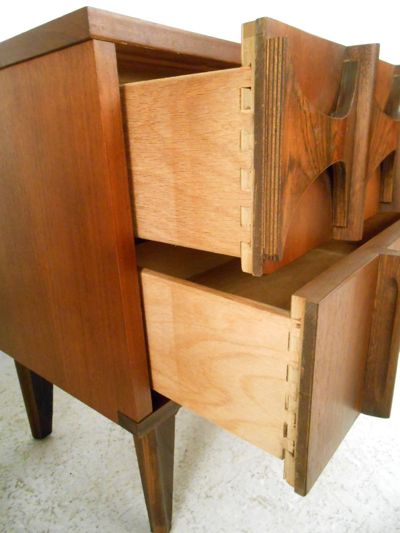 Pair Mid-Century Modern Kent Coffey Style Nightstands In Good Condition In Brooklyn, NY