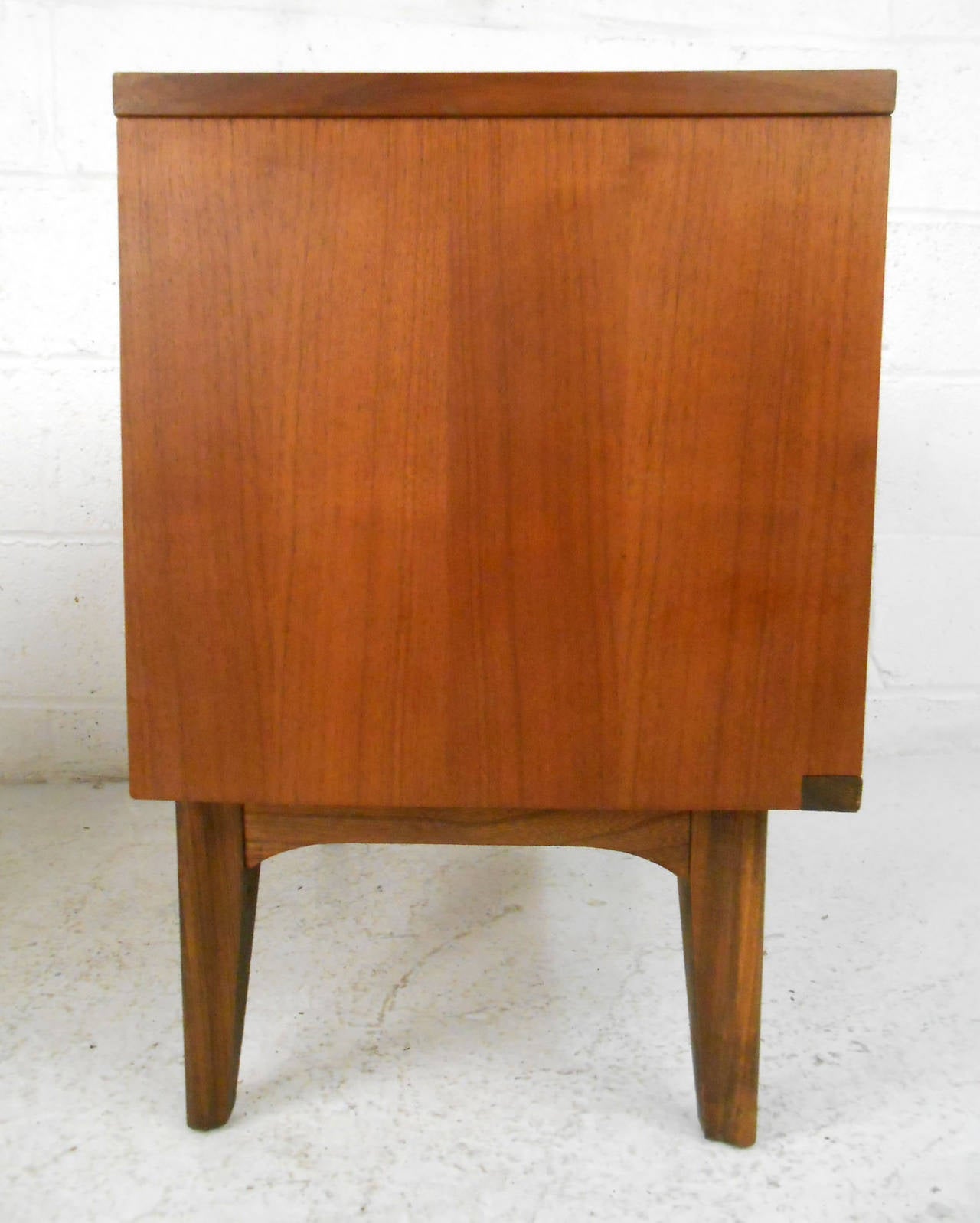 Mid-20th Century Pair Mid-Century Modern Kent Coffey Style Nightstands