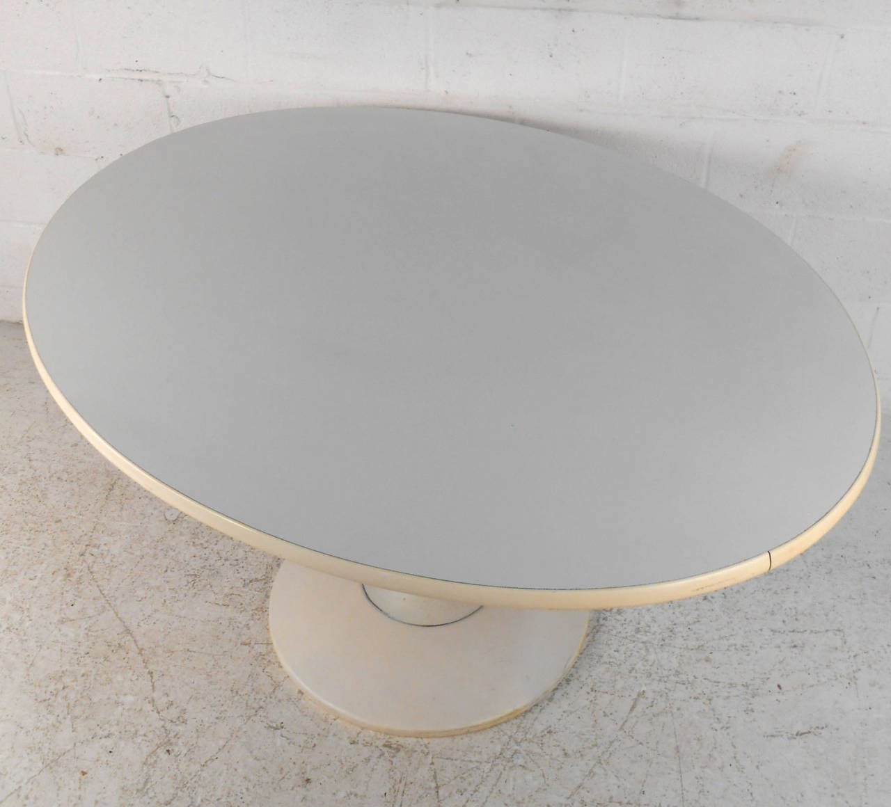 Mesa de Comedor con Pedestal Tulipán Estilo Knoll Moderno de Mediados de Siglo en Bastante bueno estado para la venta en Brooklyn, NY