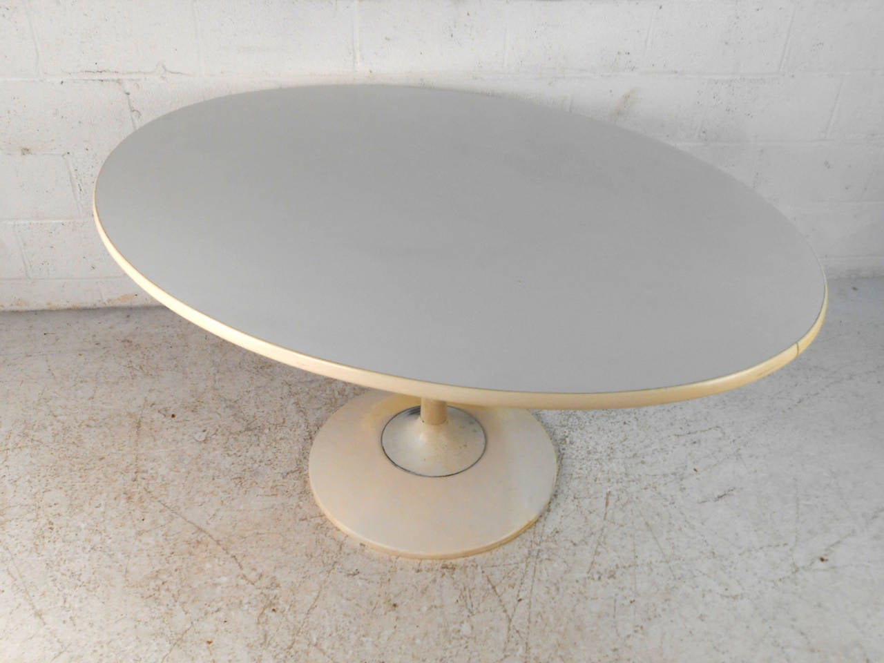 This vintage table features a laminate oval top with rubber nosing set on top of a pedestal style base. Perfect for dining room or kitchen, fantastic midcentury style. Restoration ready, please confirm item location (NY or NJ).