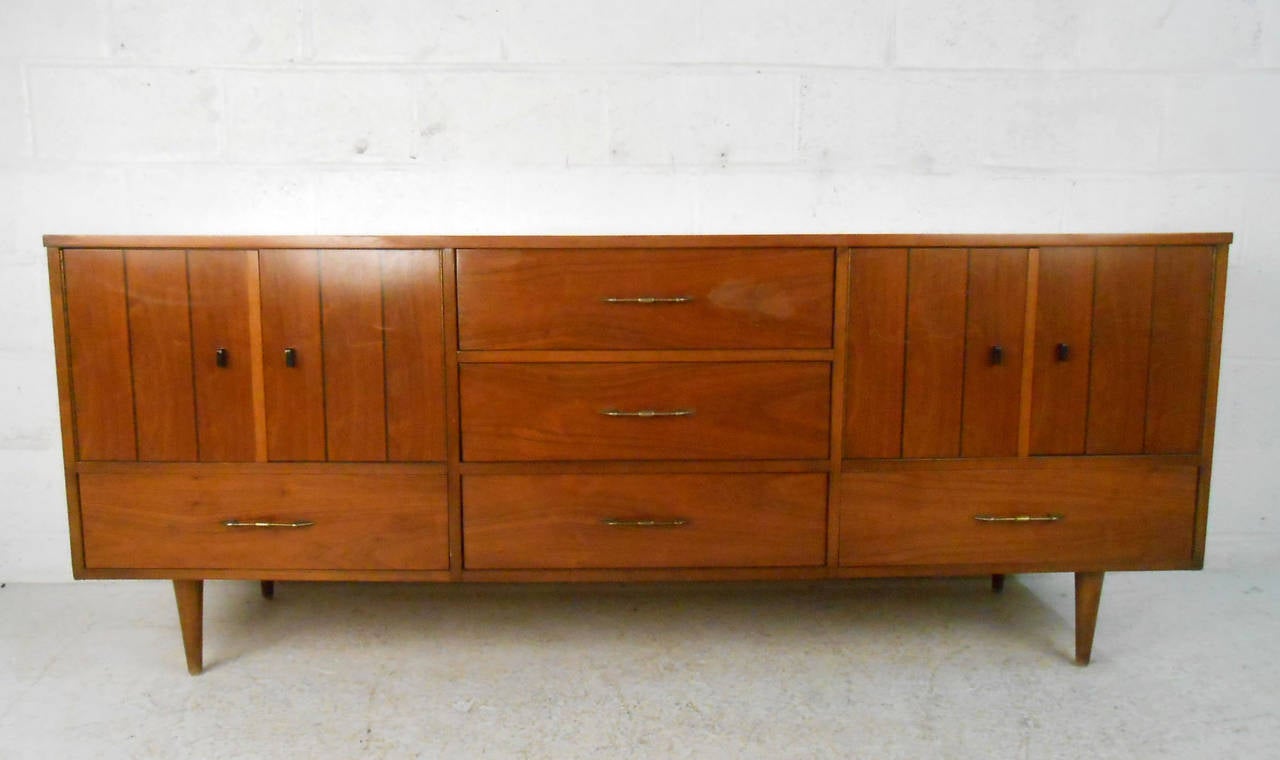 Mid-Century Modern Lane Style American Walnut Sideboard In Good Condition In Brooklyn, NY