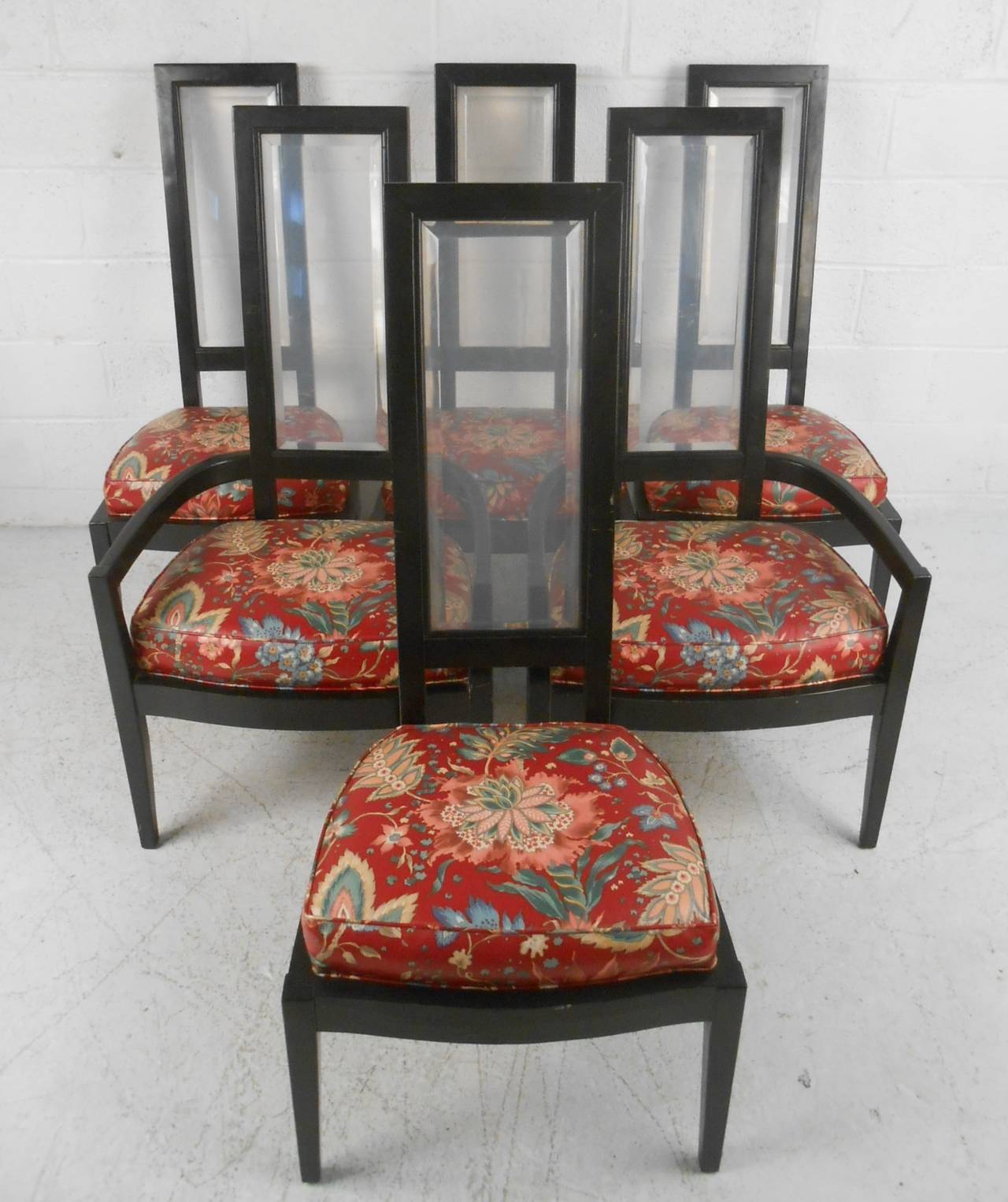Einzigartiger Satz von Esszimmerstühlen mit hoher Rückenlehne von der Brickfield Furniture Company, High Point N.C., 1972. Schwarz lackierte Holzrahmen mit abgeschrägten Lucite-Rückseiten und zeitgemäßen Polstermöbeln. Bitte bestätigen Sie den