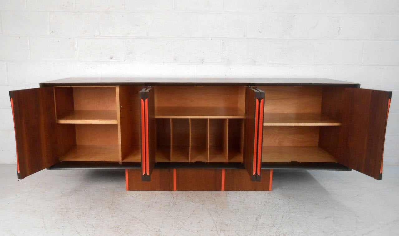 Mid-Century Modern Sculptural Sideboard In Good Condition In Brooklyn, NY