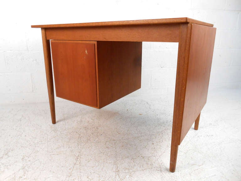 Scandinavian Modern Drop-Leaf Desk in Teak In Good Condition In Brooklyn, NY