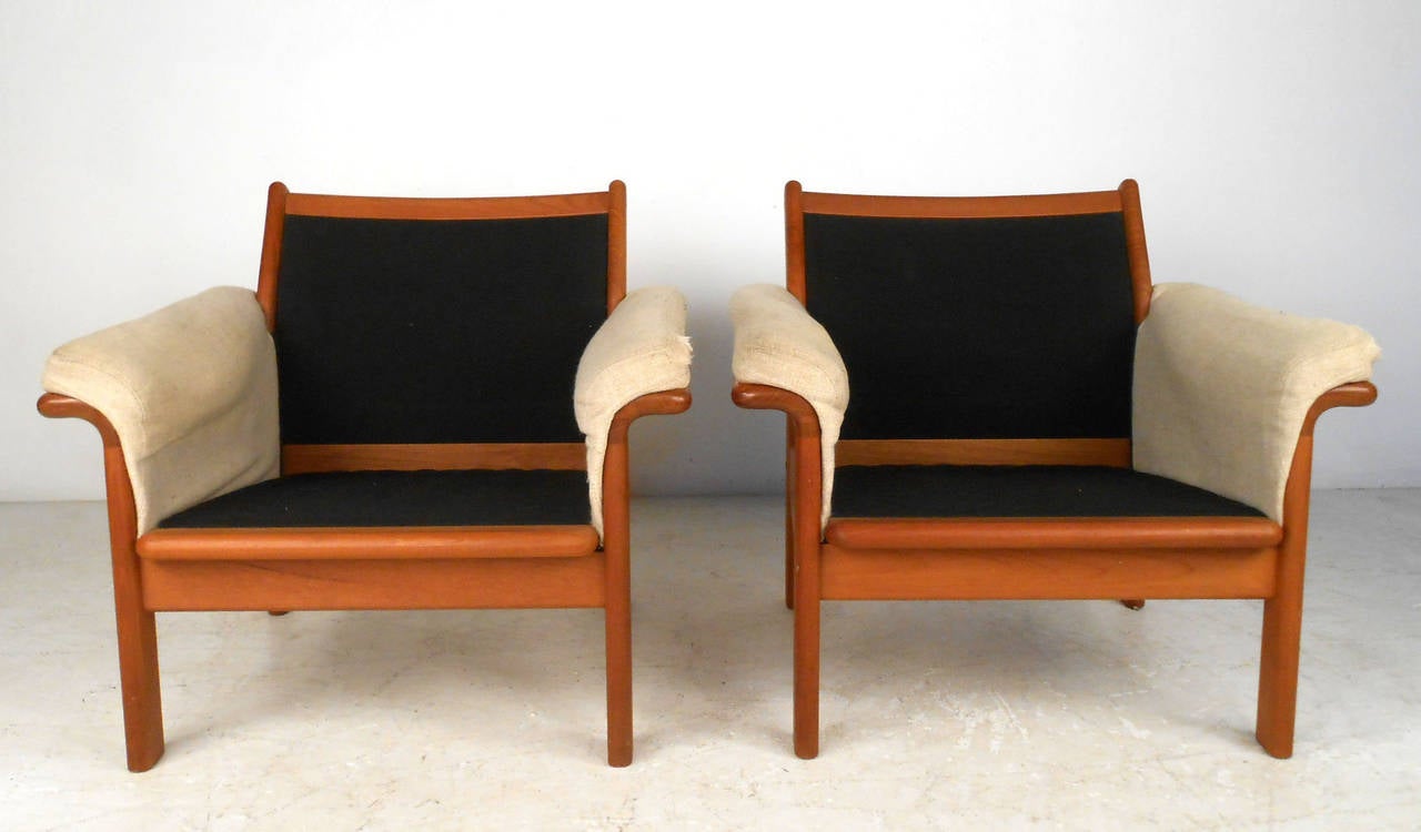 Pair of Beautiful Mid-Century Modern Danish Teak Armchairs 3