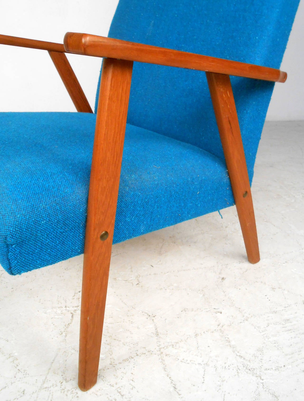 Sillón Alto Moderno Escandinavo de Mediados de Siglo Tela en venta