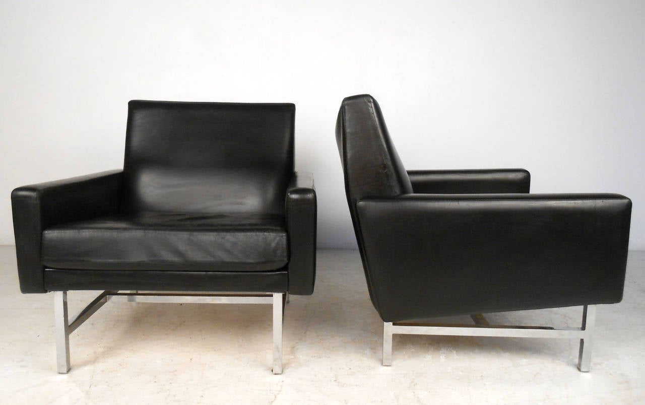 Mid-Century Modern Pair Vintage Leather Lounge Chairs by Thonet For Sale