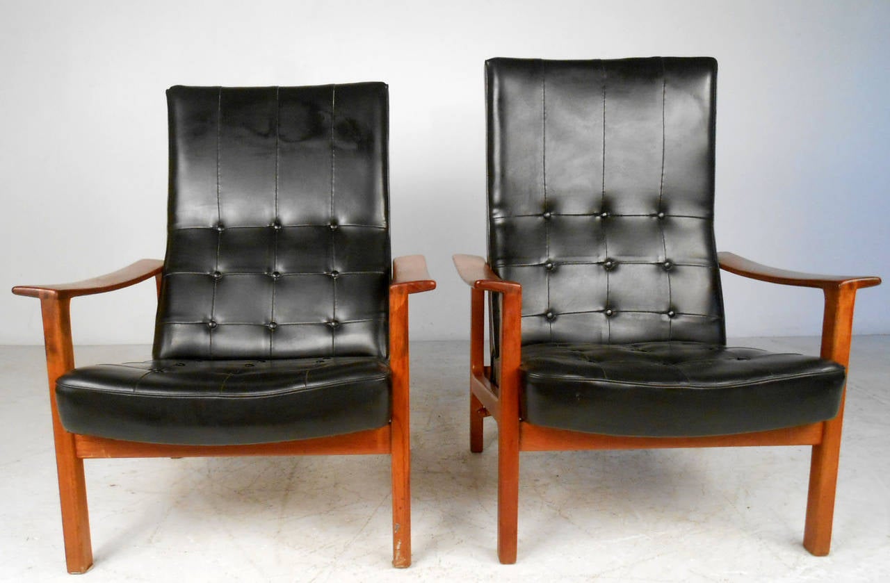 Dieses einzigartige Paar Liegestühle aus Teakholz und Vinyl verfügt über eine einzigartige Rückenverstellung, ein wunderschönes getuftetes Design und eine robuste Konstruktion. Fantastisches Paar vom schwedischen Hersteller Bröderna Andersson, die