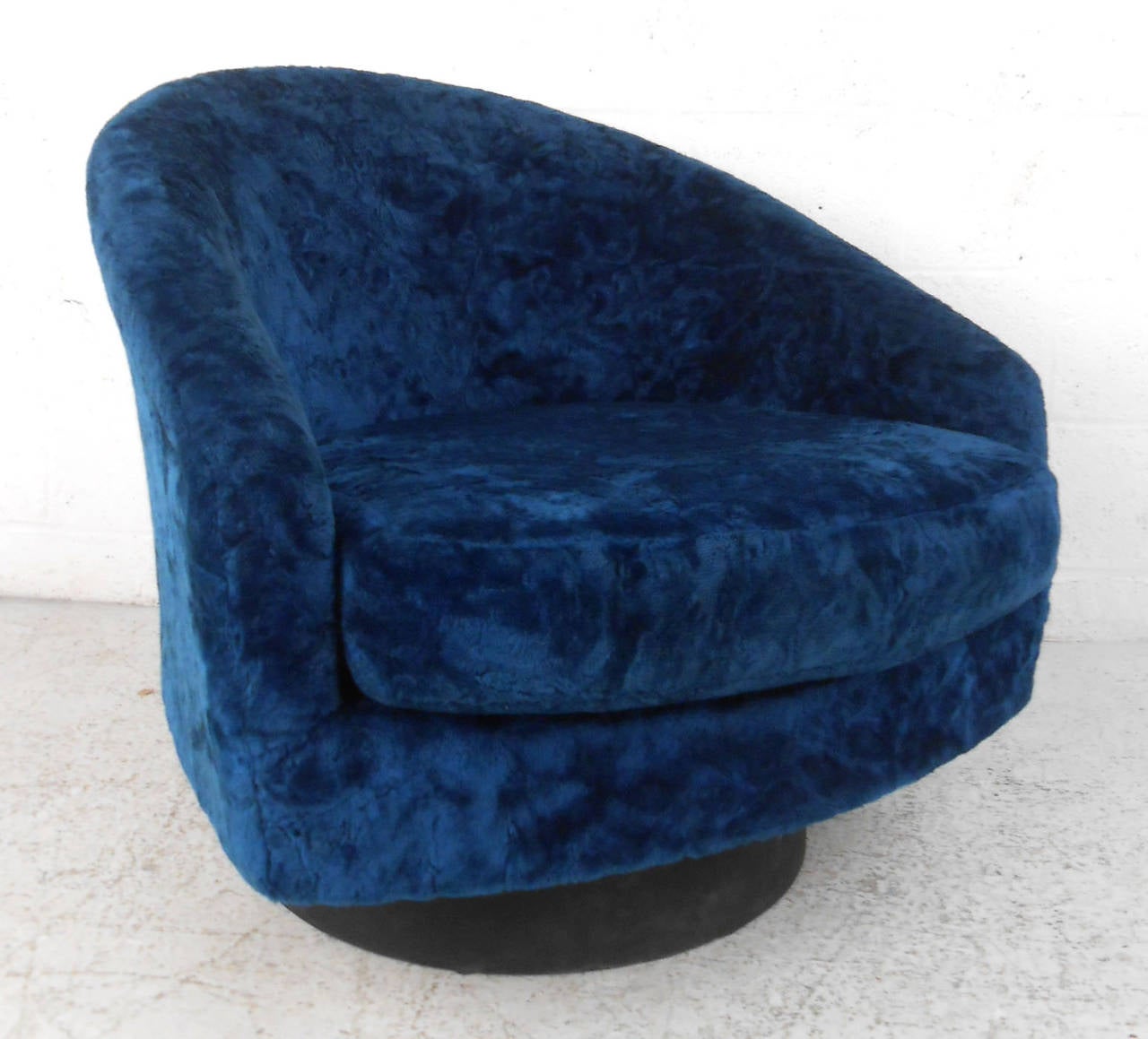 This retro swivel chair is covered in wonderful royal blue upholstery, and is mounted on a swivel wooden base. Very comfortable chair for any seating situation, please confirm item location (NY or NJ).
