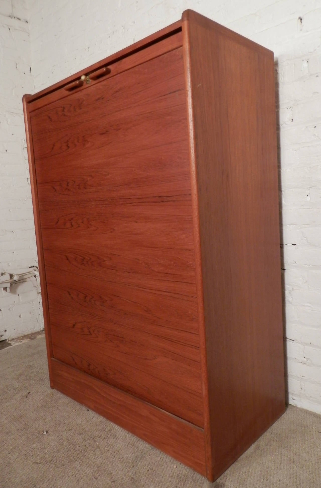 Extremely Unusual Mid-Century Dresser w/ Tambour Front In Good Condition In Brooklyn, NY