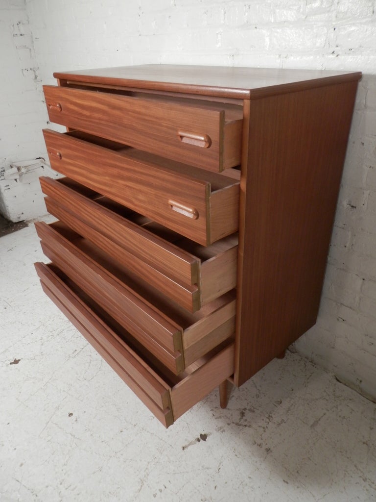 Mid-Century Modern Five Drawer Dresser By Stanley In Good Condition In Brooklyn, NY