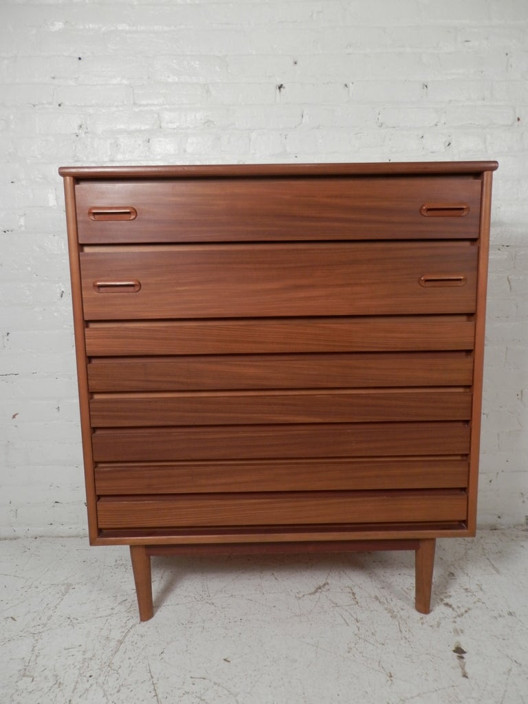 Mid-Century Modern Five Drawer Dresser By Stanley 3