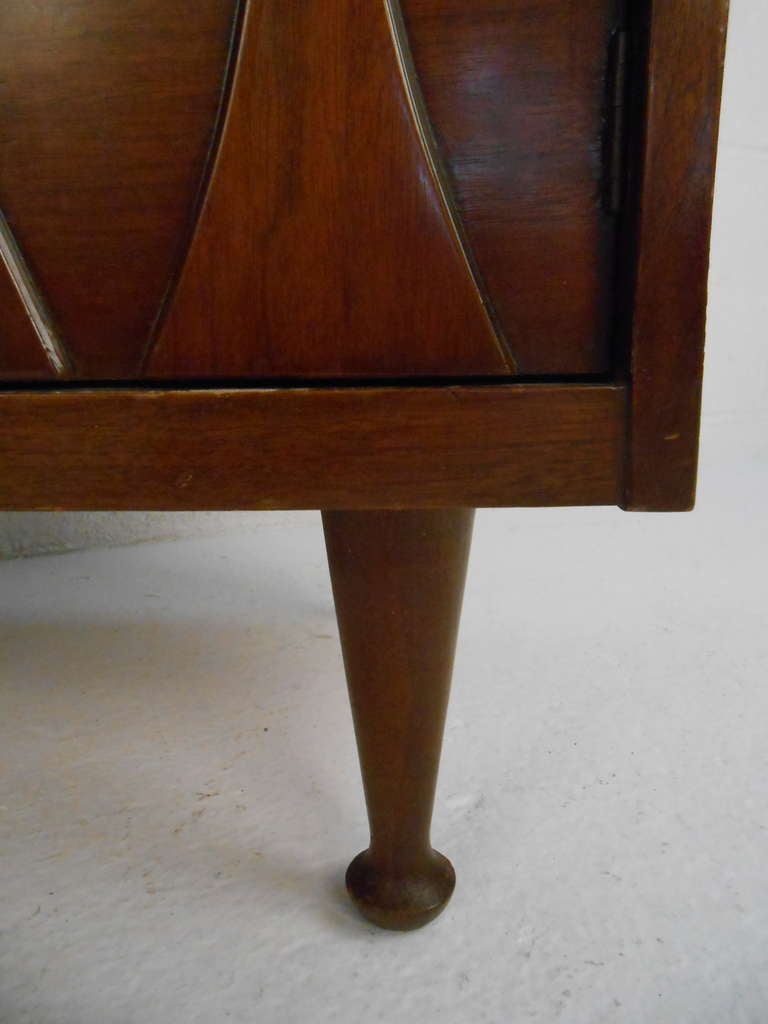 American Pair of Vintage Walnut Nightstands by Hoke For Sale