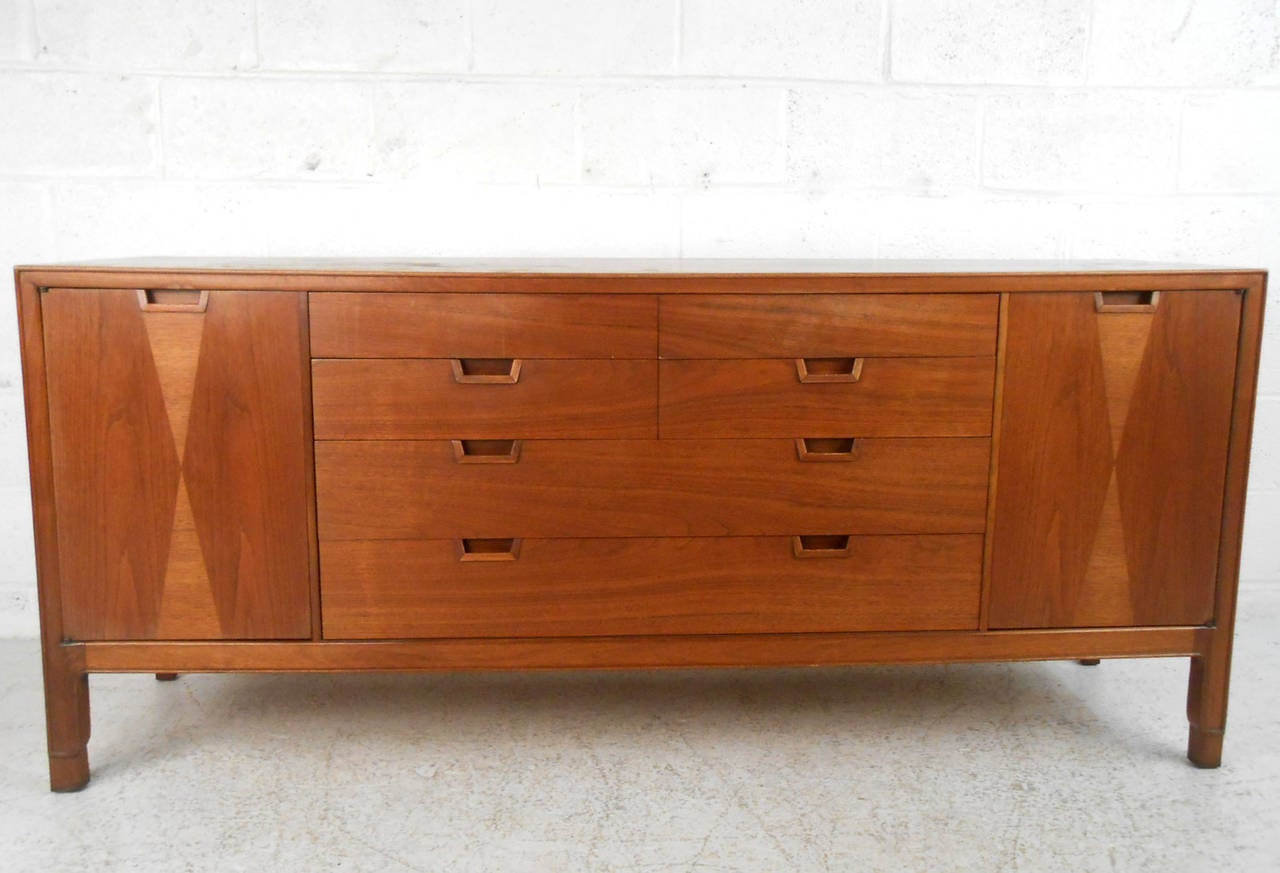 This beautiful John Stuart dresser features unique shape, drawer pulls, and cabinet inlays. Sturdy dovetail construction and classic midcentury aesthetic make this a perfect addition to any home. Please confirm item location (NY or NJ).